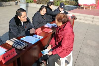 弘揚憲法精神 維護憲法權威——鎮江法院法律咨詢活動紀實