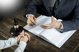 法律天平稱 財務咨詢中的合規與價值平衡